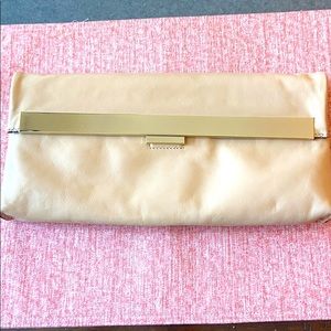 Beatiful with gold bar hardware and soft leather